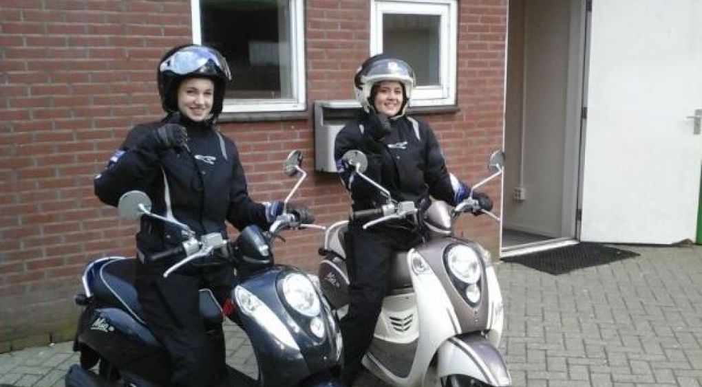 Brommer - Haal je scooterrijbewijs in 1 dag! Bromfietsrijles bij Easy2Drive  Verkeersopleidingen voor Almere, Huizen, 't Gooi, Amsterdam, Bussum,  Hilversum, Eemnes, Laren, Flevoland, Vechtstreek, Naarden,Kortenhoef,  Loosdrecht